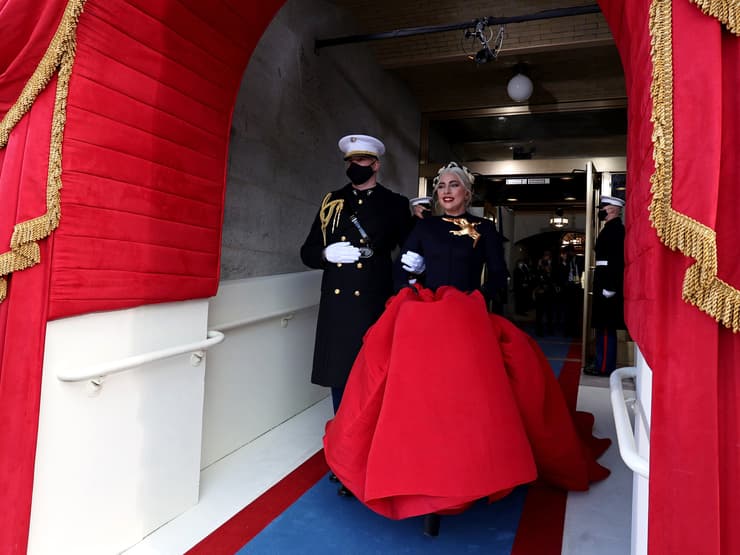 ליידי גאגא בעיצוב של סקיאפרלי בטקס ההשבעה של ג'ו ביידן לנשיאות, 2021