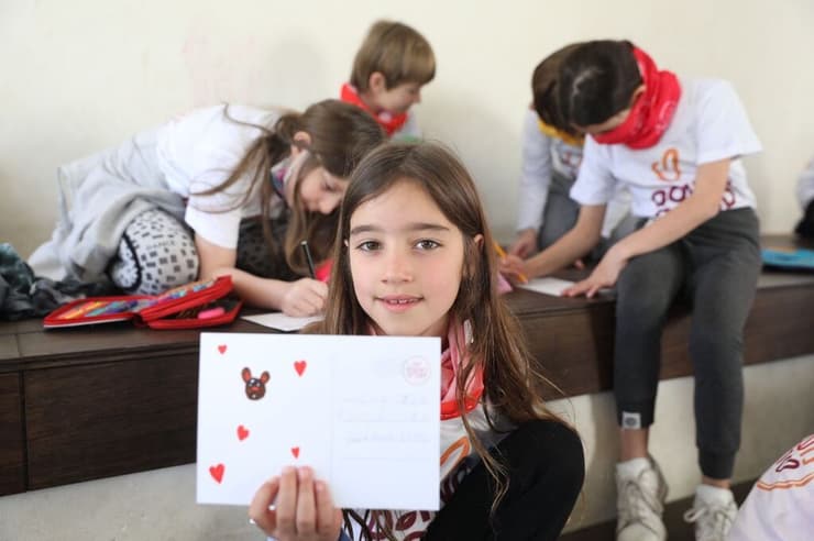 תלמידי ביה"ס אוסישקין בתל אביב מכינים אגרות ברכה למאושפזים בבתי החולים