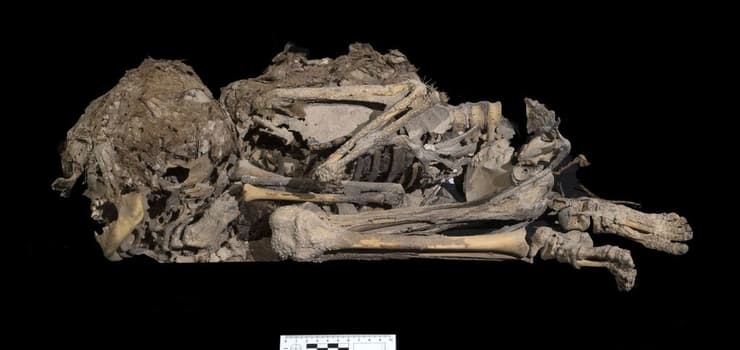 שלד ילד או ילדה, בן 6,000 שנה, שנקבר כשהוא עטוף בבד