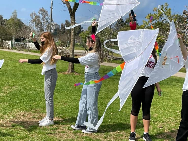 תלמידי חטיבת ביניים הרצליה בהפרחת עפיפונים עם מילים טובות בפארק הרצליה