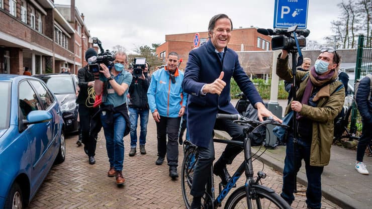הולנד בחירות ראש הממשלה מארק רוטה אופניים אחרי ש הצביע ב קלפי ב האג