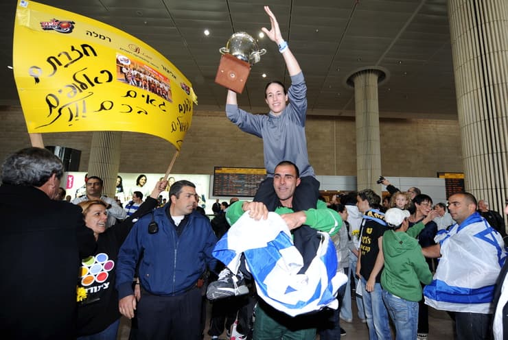 שי דורון עם גביע היורוקאפ ב-2011