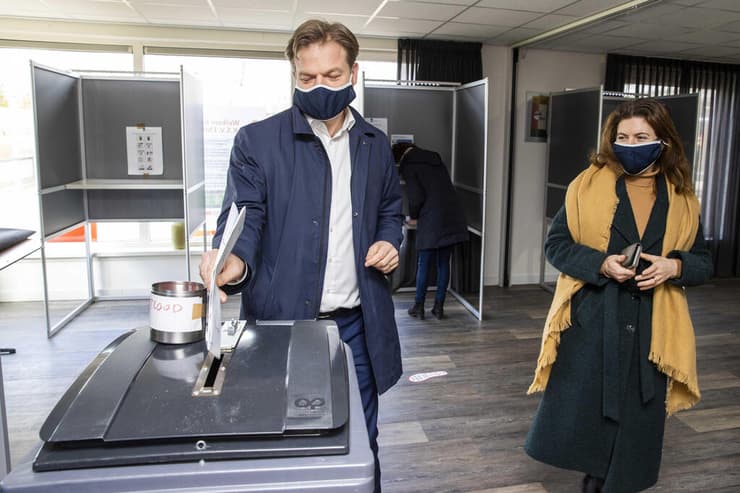 הולנד בחירות חבר פרלמנט מצביע ב קלפי ב אנסחדה