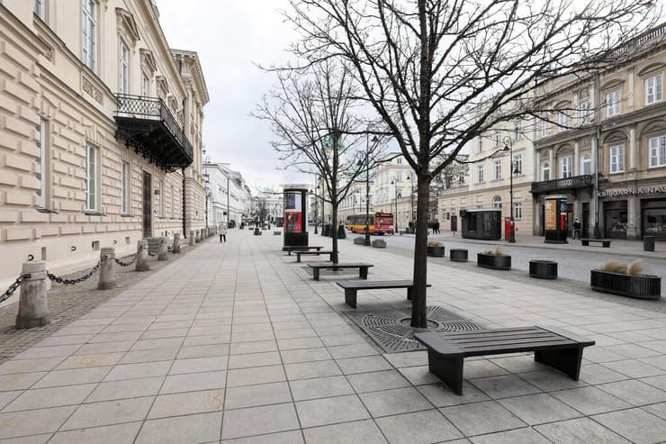 פולין ורשה רחוב כמעט ריק הגבלות קורונה