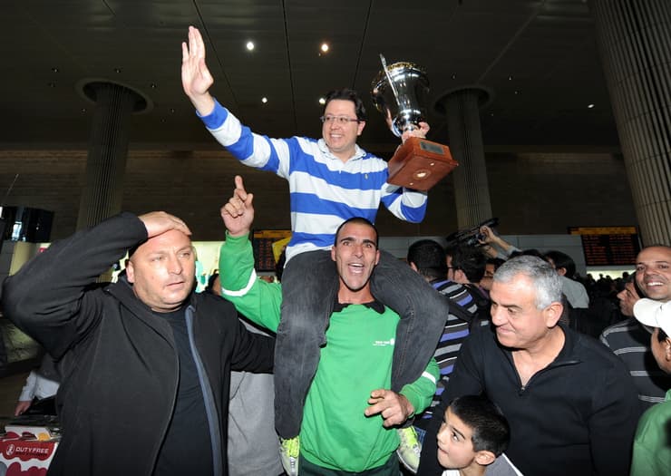 עדן ענבר עם גביע היורוקאפ ב-2011