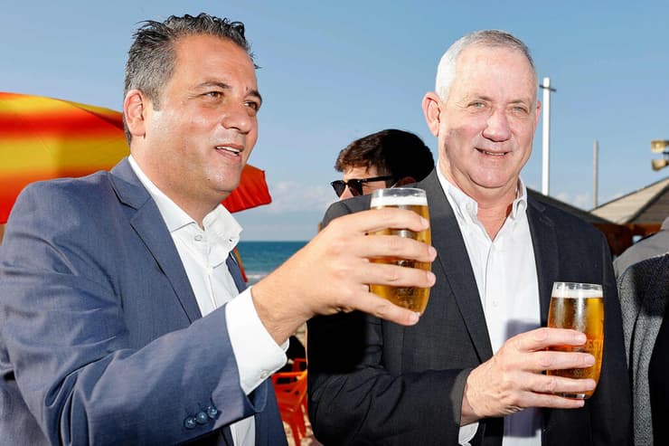 בני גנץ רועי כהן נשיא להב שותים בירה תל אביב