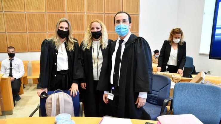 צוות הפרקליטים בפרשת שירה איסקוב. בין העוזבים: עו"ד גז (באמצע) ועו"ד אולק-אמויאל (משמאל) (צילום: חיים הורנשטיין) צוות הפרקליטות