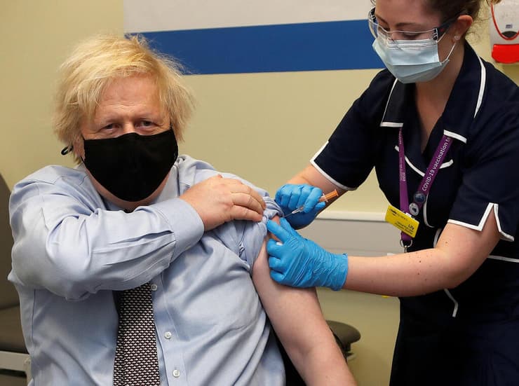 ראש ממשלת בריטניה בוריס ג'ונסון מתחסן נגד קורונה חיסון אסטרהזניקה 