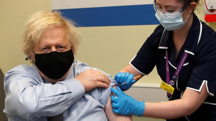 ראש ממשלת בריטניה בוריס ג'ונסון מתחסן נגד קורונה חיסון אסטרהזניקה 
