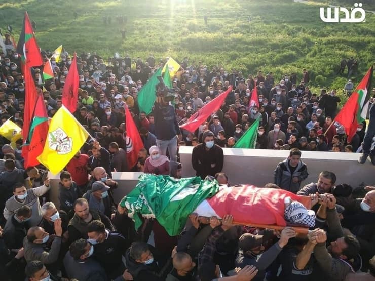 גופתו של עאטף חנאישה עטופה בדגל חמאס