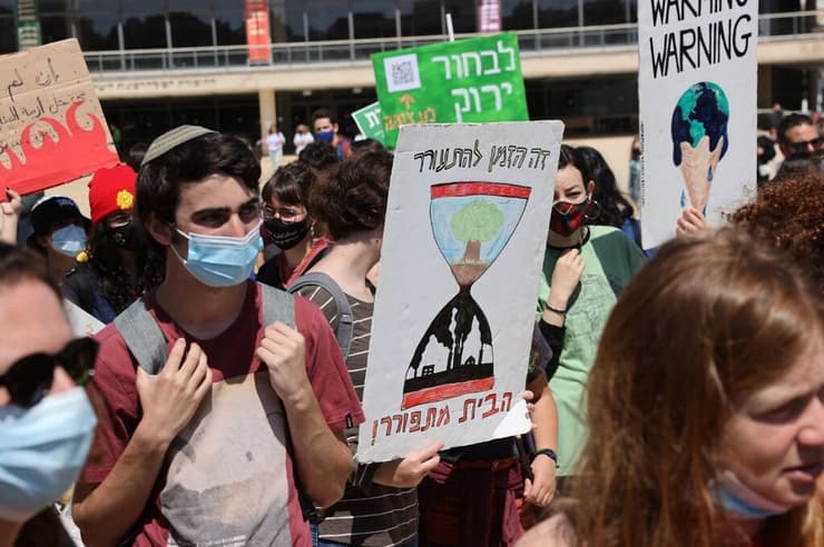 הפגנה למען האקלים בכיכר הבימה בתל אביב