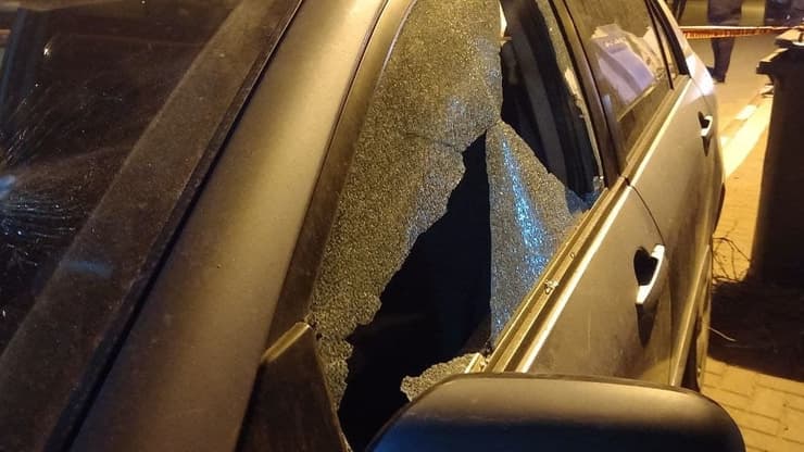 ירי בקלנסווה ניפוץ חלון המכונית