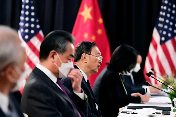 הדיפלומט הסיני יאנג ג'יצ'י בפגישה בין ארה"ב לסין באלסקה ארה"ב לסין באלסקה