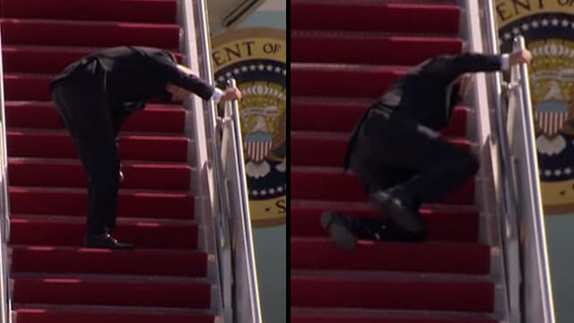 ג'ו ביידן מועד במדרגות בעת עלייתו למטוס אייר פורס 1