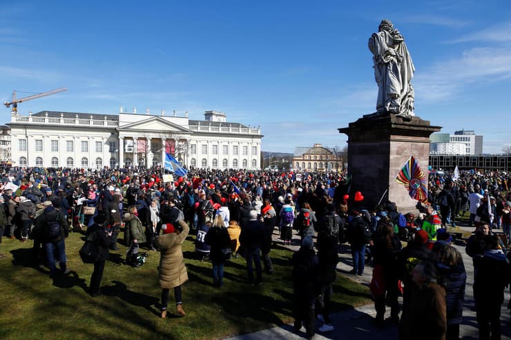קאסל הפגנה מפגינים נגד ה סגר הגבלות קורונה גרמניה