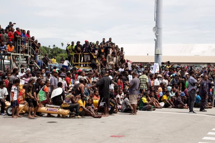 מתקהלים ללא מסכות בפפואה גינאה החדשה 