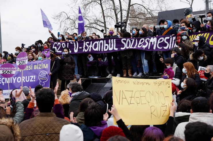 טורקיה איסטנבול מפגינות אחרי הפרישה מאמנה למניעת אלימות נגד נשים