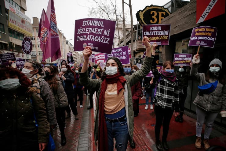 טורקיה אנקרה מפגינות אחרי הפרישה מאמנה למניעת אלימות נגד נשים