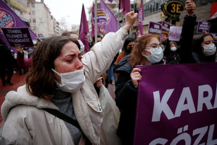טורקיה אנקרה מפגינות אחרי הפרישה מאמנה למניעת אלימות נגד נשים