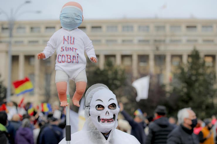 בוקרשט רומניה הפגנה מפגינים מתנגדי חיסונים