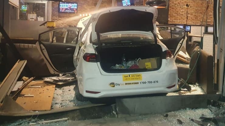 תאונת מונית שהתנגשה במסעדה בתל אביב