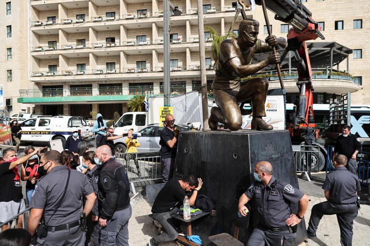 פקחי עיריית ירושלים מנסרים את פסלו של איתי זלאיט ומפנים אותו מכיכר פריז