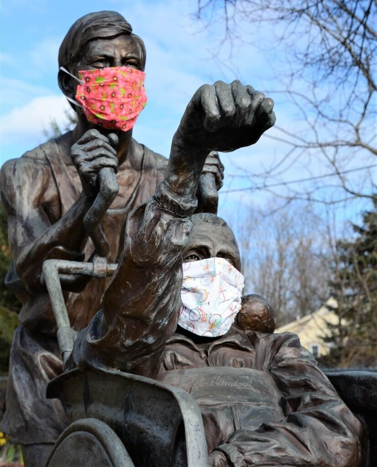 פסל שהוצב בסמוך לנקודת הזינוק של מרתון בוסטון, המנציח את פועלם של דיק וריק הויט
