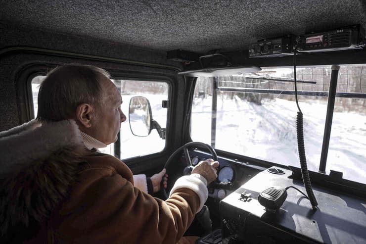 נשיא רוסיה נוהג בשבילים המושלגים ביער בסיביר  