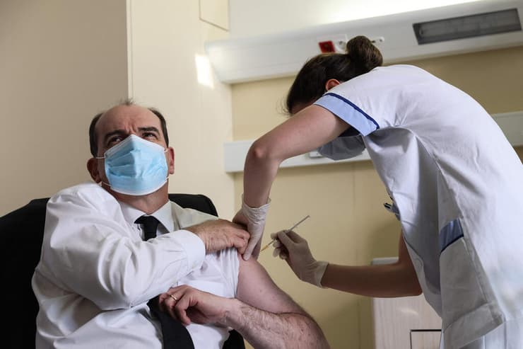 ראש ממשלת צרפת ז'אן קסטקס מקבל את ה חיסון של אסטרה-זניקה