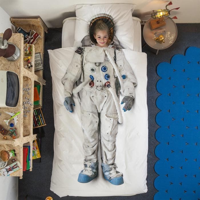 מצעי אסטרונאוטים למיטת יחיד. מחיר לסט: 250 שקל. 