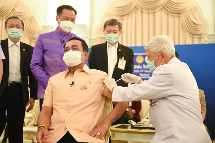 ראש ממשלת תאילנד פריות צ'אן אוצ'ה מקבל את ה חיסון של אסטרה-זניקה