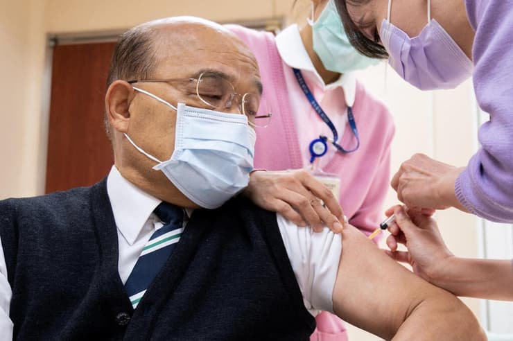 ראש ממשלת טייוואן סו צנג צ'אנג מקבל את ה חיסון של אסטרה-זניקה
