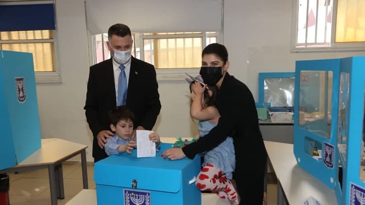 גדעון סער ומשפחתו מצביעים בקלפי בתל אביב