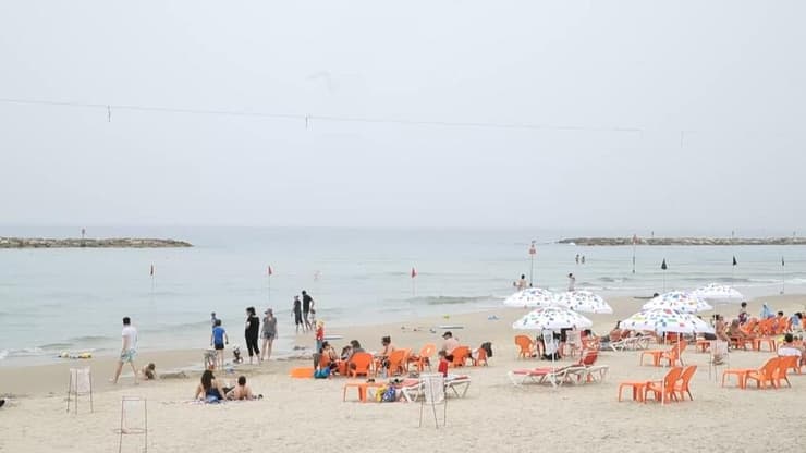 מטיילים ונהנים בפארקים ובחופי הים בתל אביב ביום הבחירות