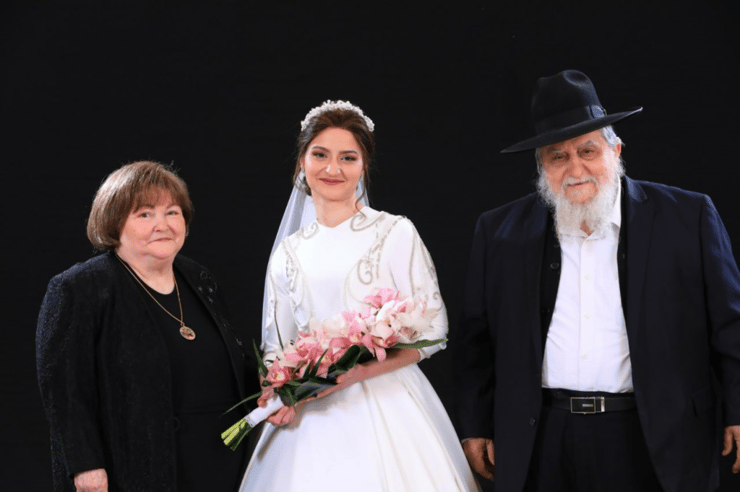 הרב יוסף כהן ורעייתו בחתונה הנכדה לפני כשבוע. "החתונה הייתה מצומצמת, אבל סוף-סוף ראיתי את הנכדים שלי בפעם הראשונה בשנה הזו. כל כך התגעגעתי" 
