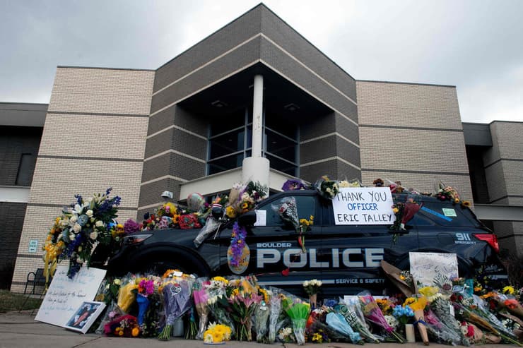 ארה"ב קולורדו טבח בולדר פרחים ליד תחנת משטרה לזכר ה שוטר ש נהרג אריק טלי