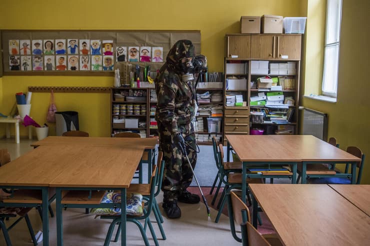 חיילים של צבא הונגריה חיטוי גן ילדים ב בית ספר בודפשט