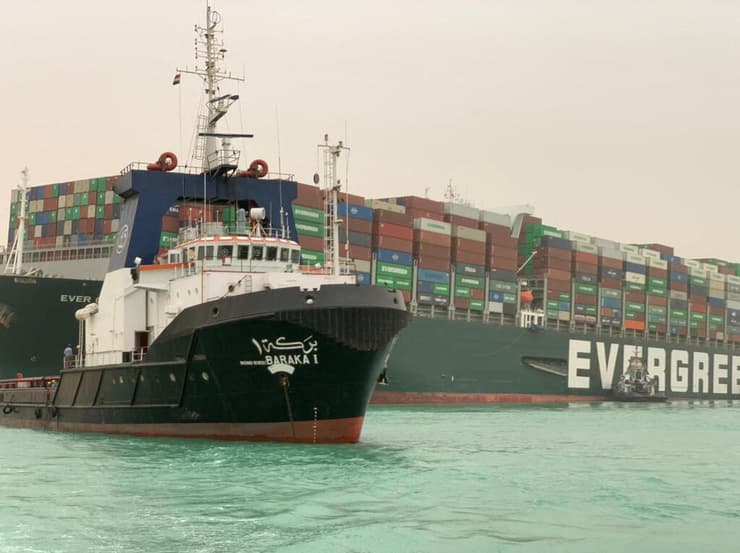 מצרים אונייה ספינה משא תקועה ב תעלת סואץ