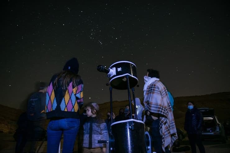 תצפיות כוכבים וטלסקופים במכתש ירוחם עם "שירת הכוכבים". 