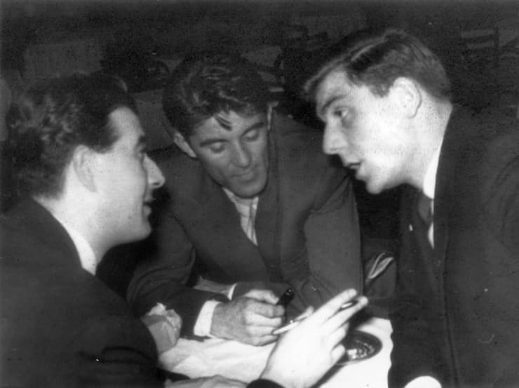 דאנקן אדוארס (מימין) מתראיין בבלגרד בפברואר 1958