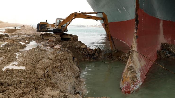 מצרים מאמצי חילוץ אונייה ספינה תקועה ב תעלת סואץ חוסמת את התנועה
