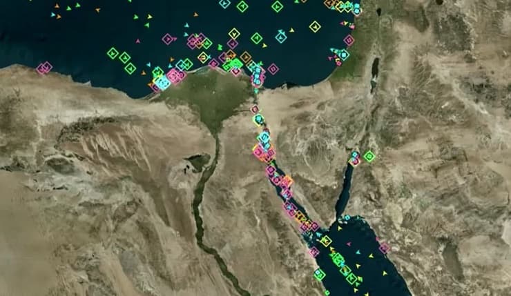 תעלת סואץ חסומה מצרים Ever Given אונייה מיקומי אוניות המחכות משני הצדדים פקק תנועה