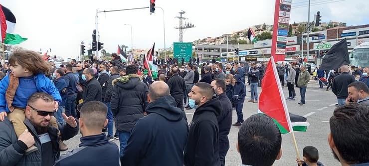 הפגנה וחסימות כבישים בצומת אום אל פחם במחאה על האלימות במגזר הערבי