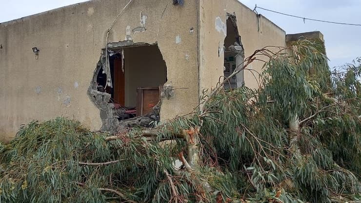 תיעוד נזק שנגרם בעקבות ירי של אלמונים לעבר בית בקלנסווה