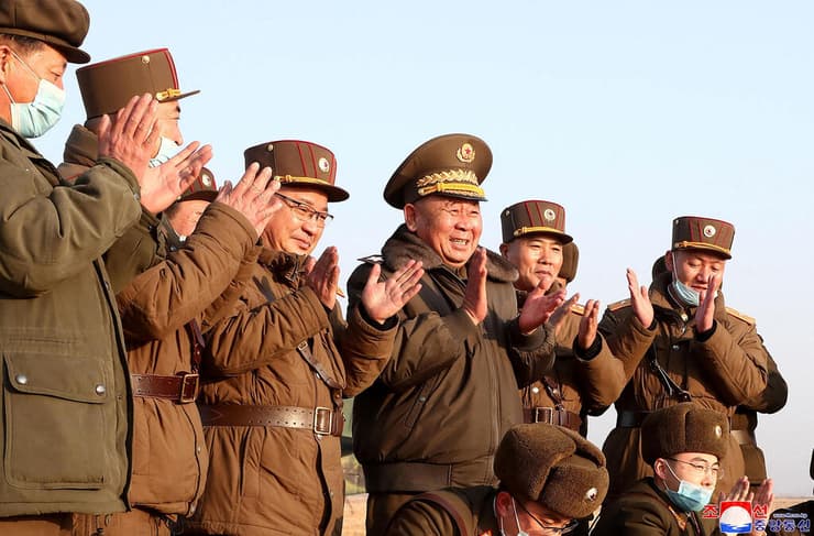 רי פיונג צ'ול מפקח על הניסוי הצפון-קוריאני בטילים בליסטיים