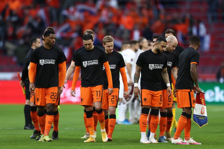 שחקני נבחרת הולנד עם חולצת המחאה