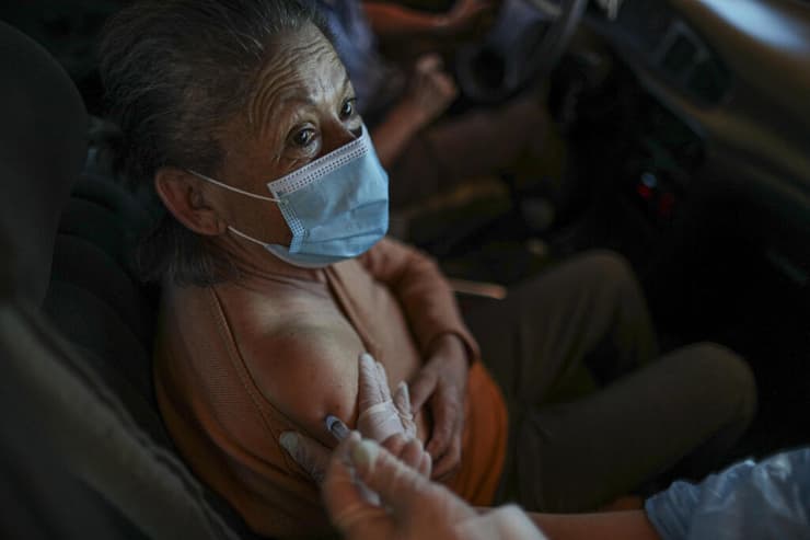  מתחסנים בסנטיאגו. צ'ילה מובילה בקמפיין החיסונים, אבל עדיין הטילה סגר 