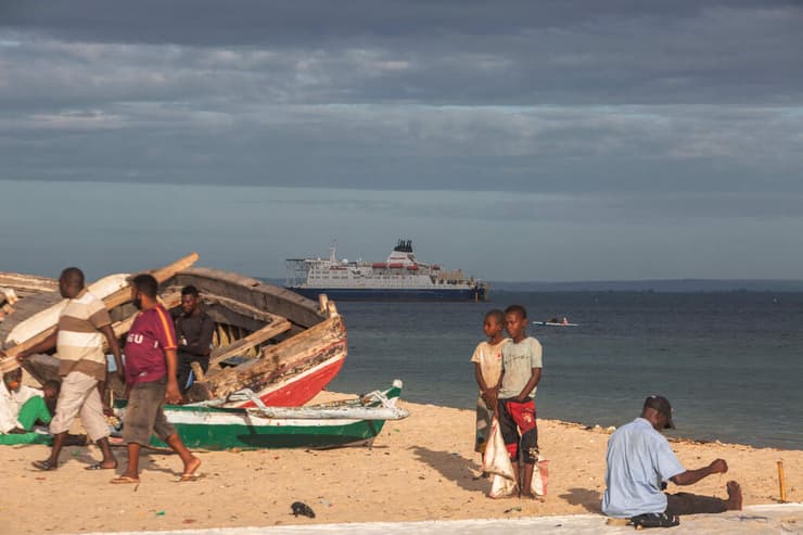 מוזמביק חוף שאליו מפונים עקורים פליטים מ פאלמה פלמה פיגוע דאעש