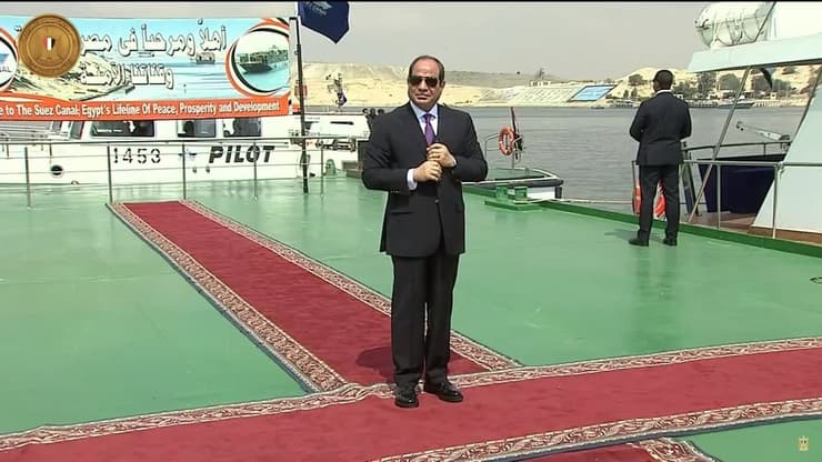 נשיא מצרים עבד אל-פתאח א-סיסי ביקור ב תעלת סואץ אחרי שחרור ה פקק  שנוצר עקב היתקעות ספינה