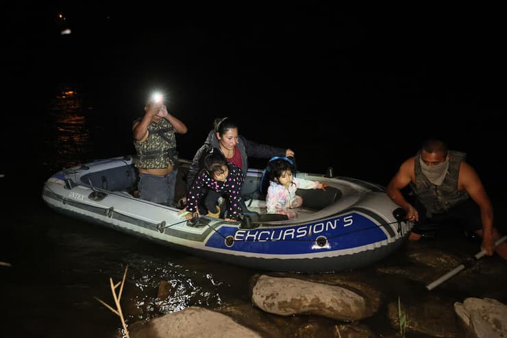 מהגרים הגירה לא חוקית נהר ריו גראנדה גבול מקסיקו ארה"ב באזור טקסס